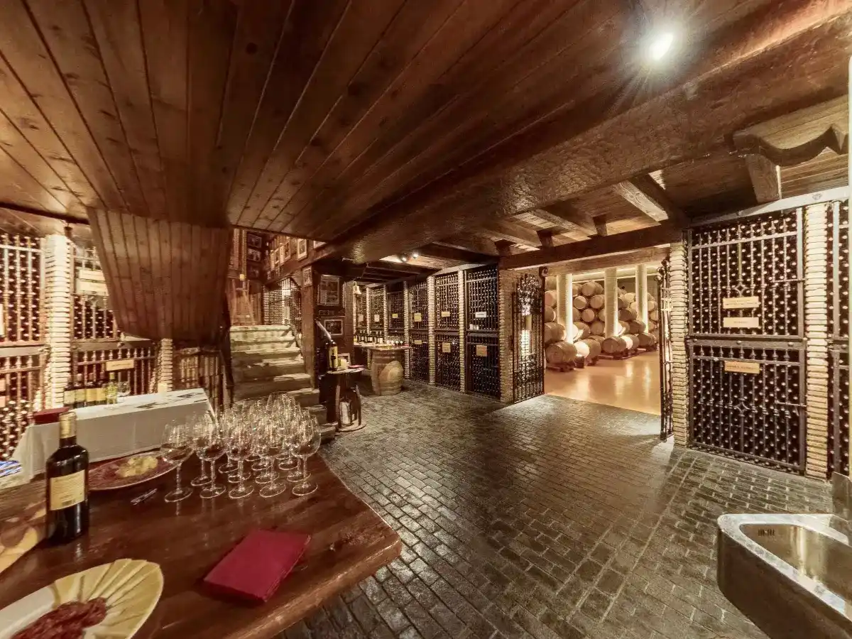 Recorrido virtual 360 por la sala de barricas de las Bodegas Heras Cordón en La Rioja, un servicio de ProTour360.